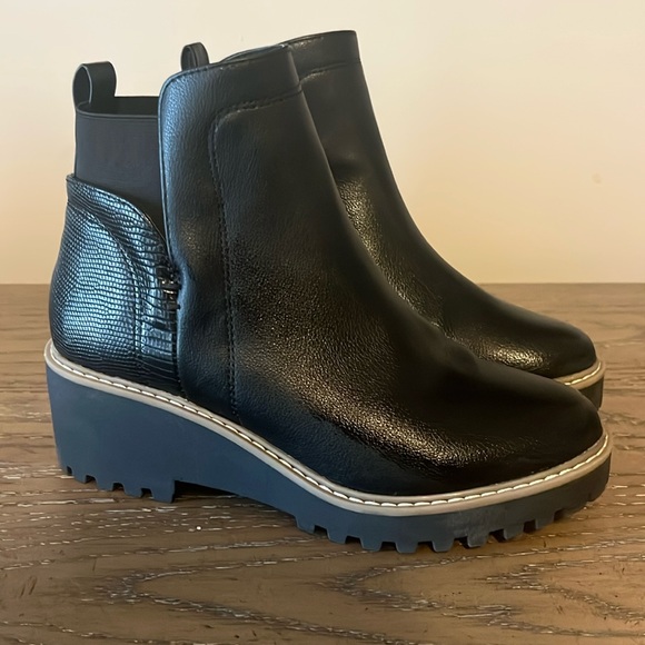 Black chunky sole fall boot. - Picture 1 of 3